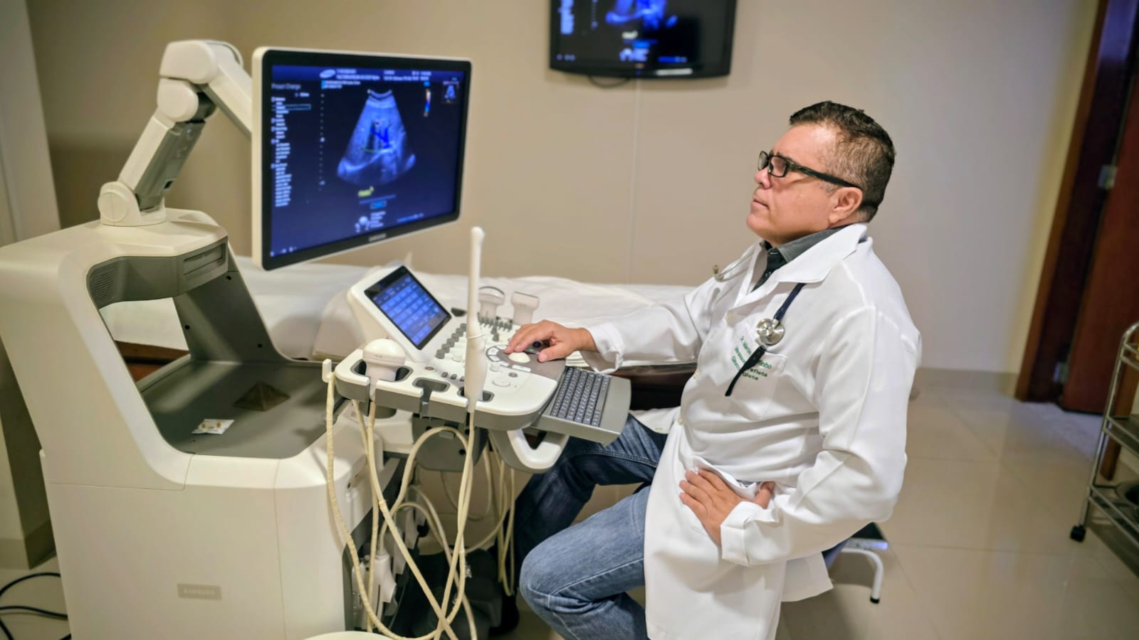 Dr. Márcio Coutinho atendendo paciente – Ultrassonografia em Barra do Garças